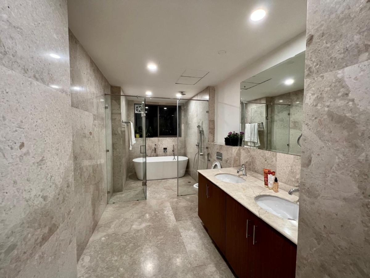 Luxury Master Bedroom With Bathtub N Private Entry Gurgáon Exteriér fotografie
