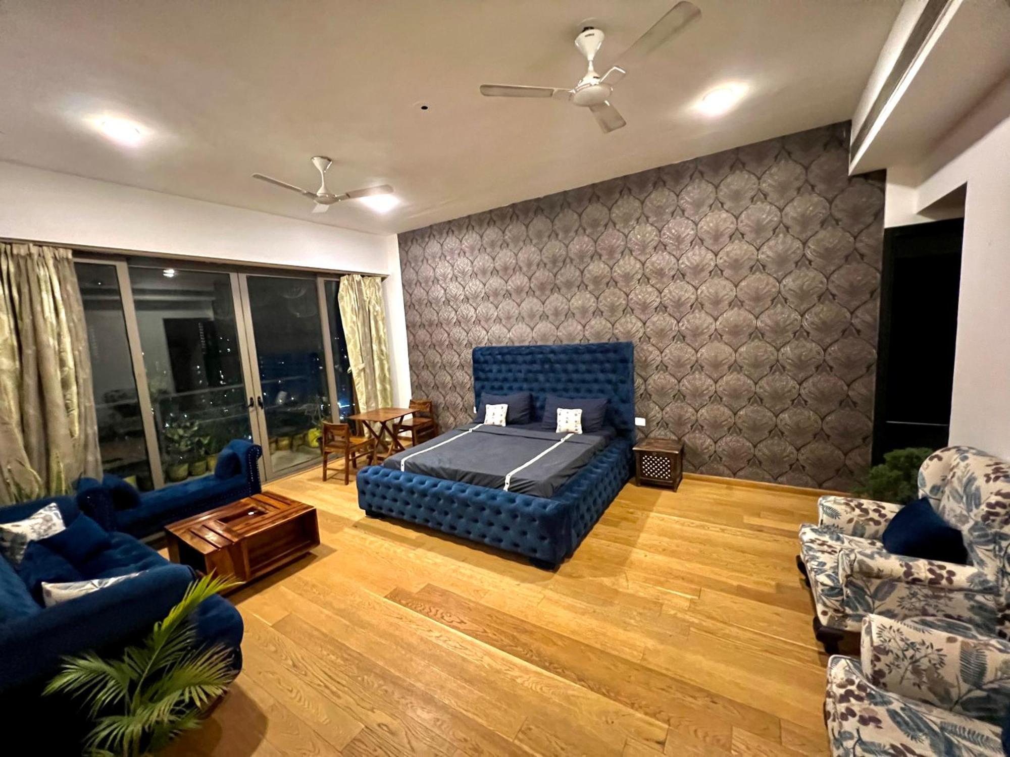 Luxury Master Bedroom With Bathtub N Private Entry Gurgáon Exteriér fotografie